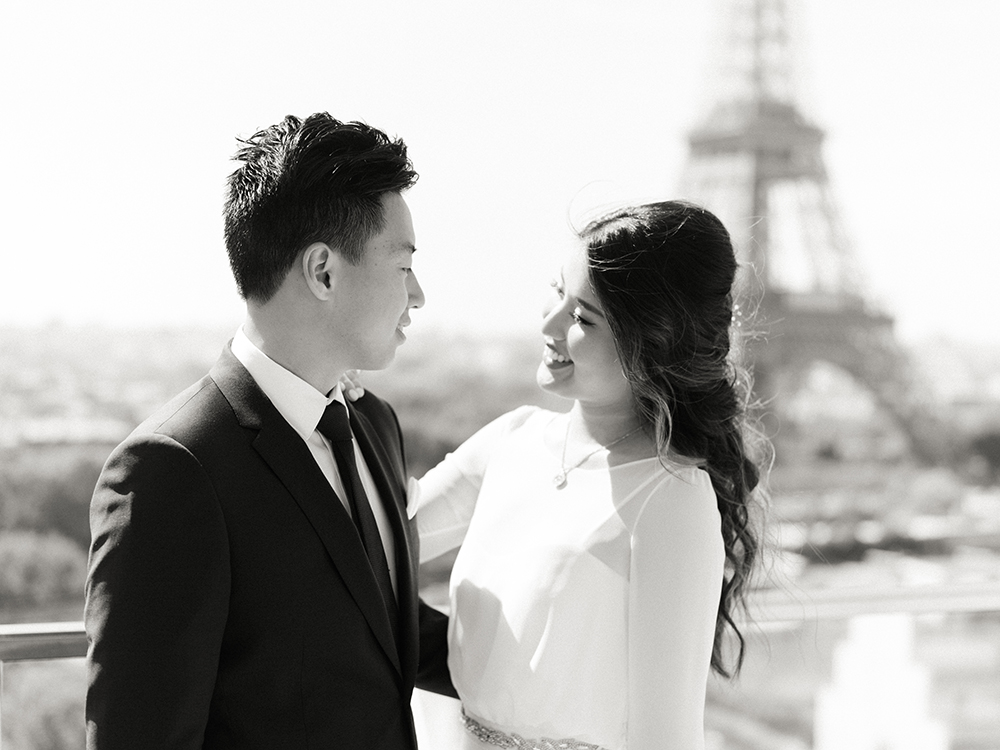 un couple se regarde avec la tour eiffel en contre champs